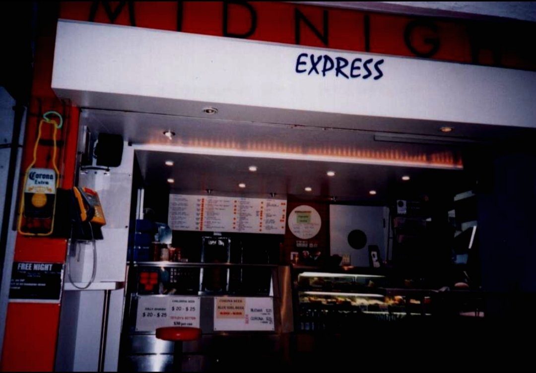 미드나잇 익스프레스 영화개봉 그 후로 외관도 한번 바뀌고 주인은 계속 바꼈지만 샌드위치바로 운영되다가 08년경에 쥬얼리샵으로 변경 09년부터는...