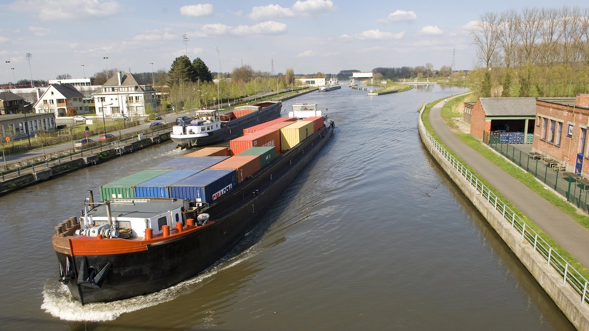DepartementMOW's tweet photo. .@EU_Commission 🇪🇺 kent 36 miljoen euro toe aan zes grote Vlaamse #investeringsprojecten 🚢 voor uitbouw #multimodaal Trans-Europees Transportnetwerk (TEN-T). 👍 Belangrijk voor vormgeving toekomst Vlaamse economie en mobiliteit! ➡️ https://t.co/TyD8IuePtB #expertiseinbeweging https://t.co/NBx4MKAzNR