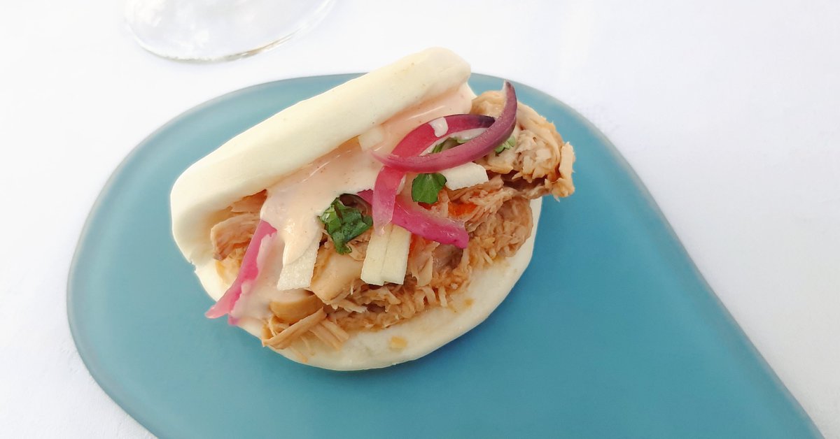 CyEdelPirineo's tweet photo. Pan bao de pollo al chilindrón 🥙🍗🌶

➕ Añádele una cerveza fresquita 🍺 o un vino rico 🍷 y una terraza con un amplio y espacioso jardín verde 🌳🌳 ... ¡y tienes un #planazo para hoy! 😎

Te esperamos en #LaEradelosNogales.

#microeventoscye #microeventos2020  #cye https://t.co/fzKlAMYOf0