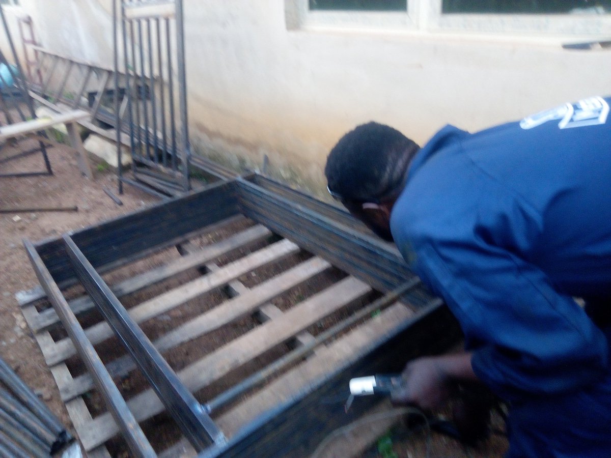 Metalprointl's tweet photo. On site fabrication of burglary proof. This simple but elegance combination of wrought square pipe and round Pipe .

If it is metal, think Metalpro international

#metalwork 
#Metalpro 
📸: Muiz Adekunle https://t.co/MISnuBysrZ