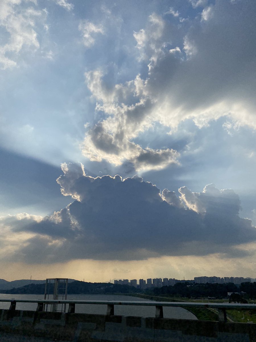 gooreumseng's tweet photo. 이게 진짜 #하늘 과 #구름 인건가....
너무 이쁘다~~~~ #충격
닮았네~~~~ 하하 https://t.co/pBeN0OwSfK