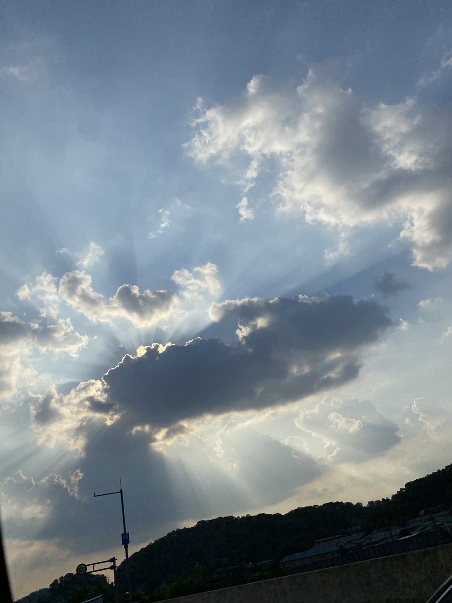 gooreumseng's tweet photo. 이게 진짜 #하늘 과 #구름 인건가....
너무 이쁘다~~~~ #충격
닮았네~~~~ 하하 https://t.co/pBeN0OwSfK