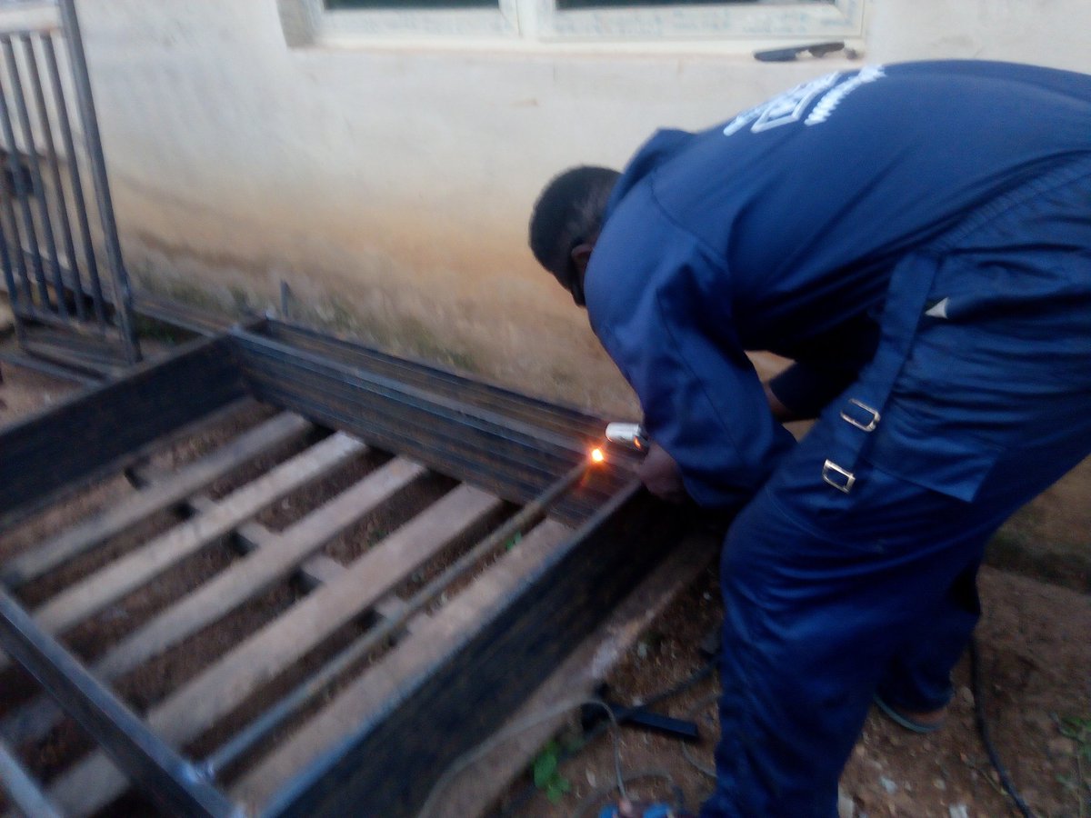 Metalprointl's tweet photo. On site fabrication of burglary proof. This simple but elegance combination of wrought square pipe and round Pipe .

If it is metal, think Metalpro international

#metalwork 
#Metalpro 
📸: Muiz Adekunle https://t.co/MISnuBysrZ