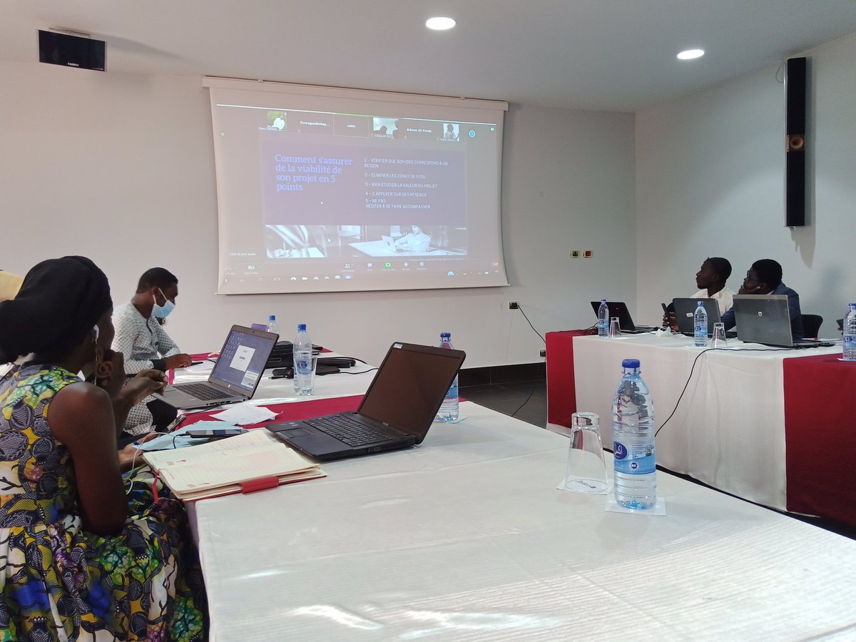 ChadInnov's tweet photo. #hackathon day 2 work in progress.Nous accompagnons des projets innovants à impact positif autour du thème de la #COVID19 et de la stabilisation dans le bassin du lac Tchad @PNUD_Tchad @lcbc_cblt @SDGintegration https://t.co/YbYb9NKmLB