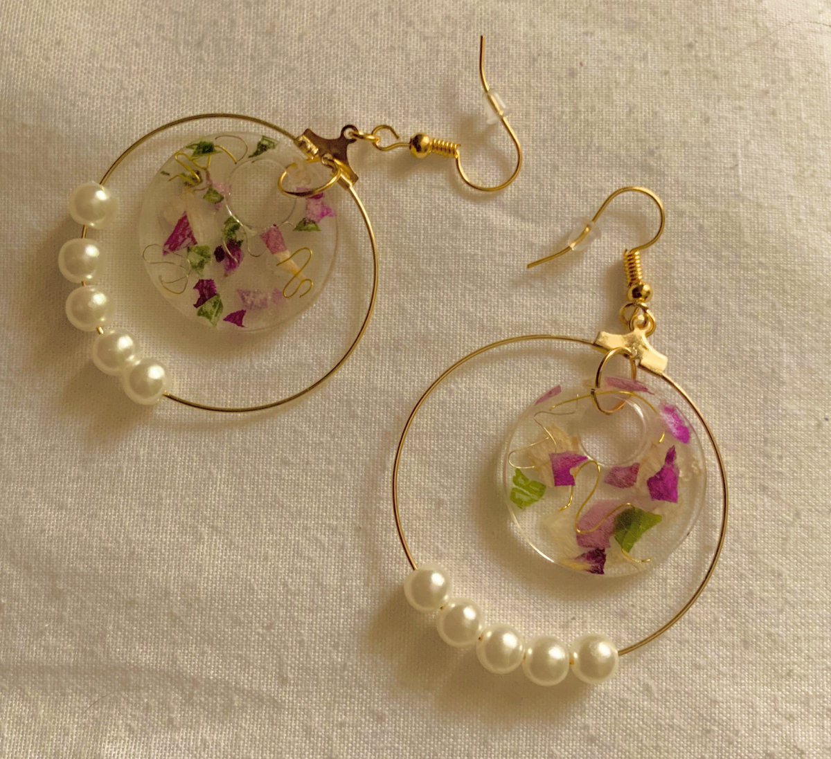 IsuriJ's tweet photo. These are kind of cute, right? #epoxy #epoxyresin #resinart #handmade #handmadejewellery #ukartist #baroque #resinjewellery #epoxyjewellery https://t.co/kWYIllFTyH