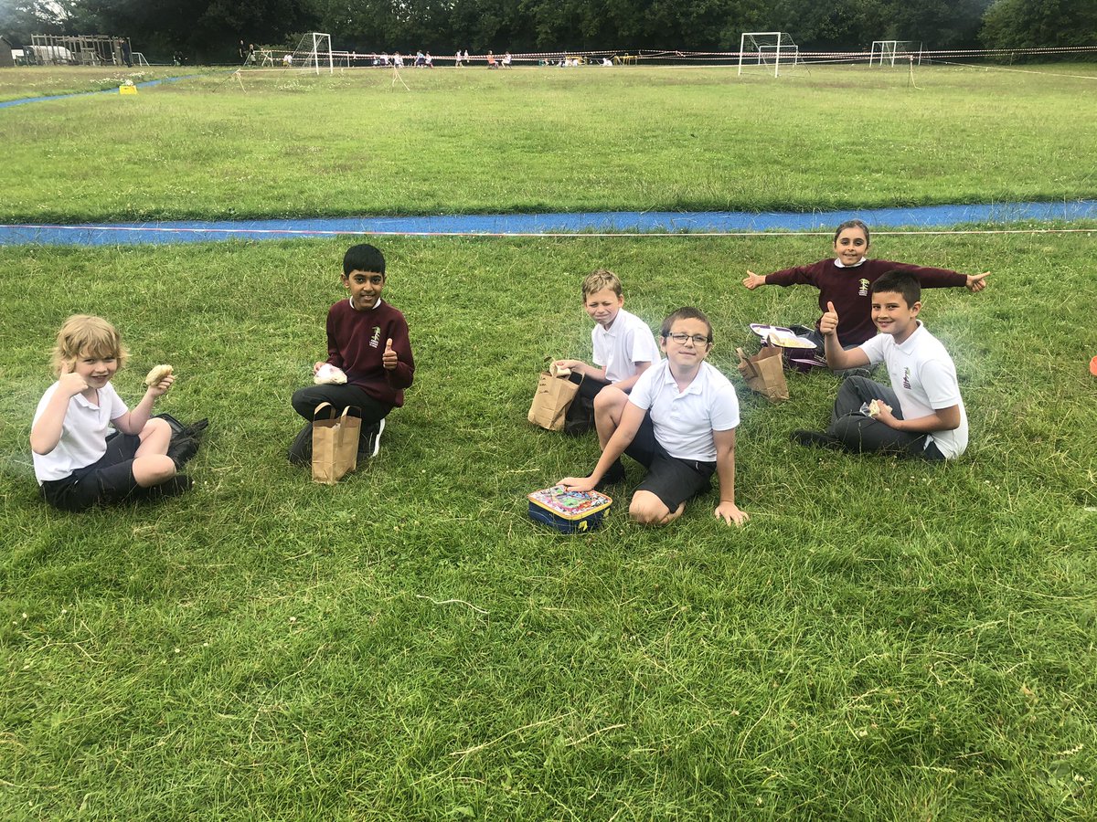 MissBourkeYear4's tweet photo. Our last lunch together! https://t.co/kgdMO3g21A