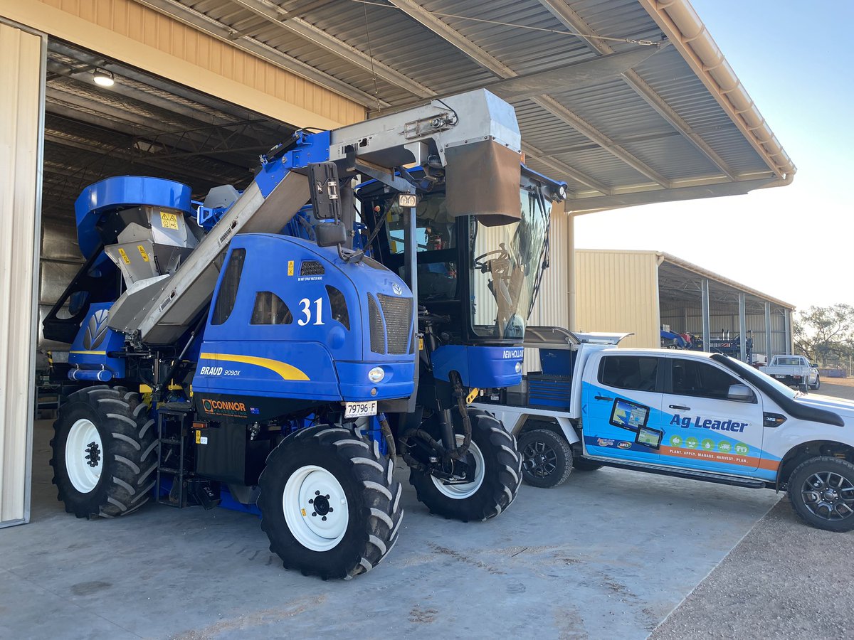 tonk_elec's tweet photo. Up in Mildura today setup Braud Vineyard Harvester with @AgLeaderTech RTK autosteer,
#InCommand800 display with #DisplayCast &amp; #AgFiniti .
While setting up display we logged in to see how the 5 Pruner machines are going.
@agleaderAP https://t.co/t2WO8GR9SD