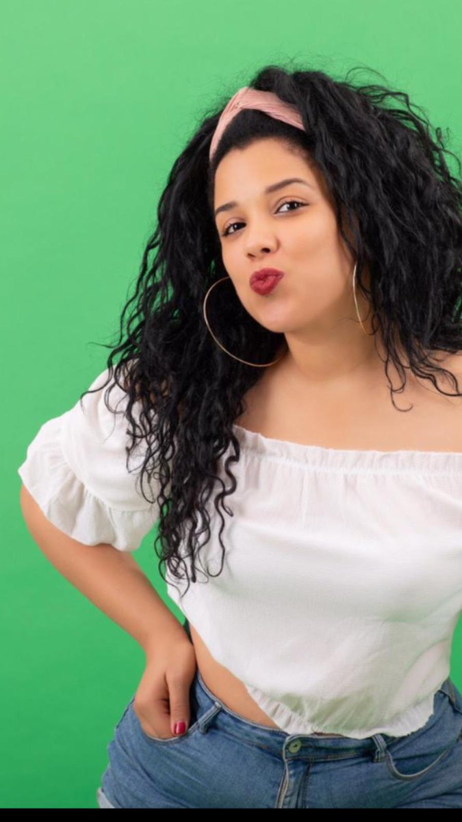 Los40Urban's tweet photo. Hora del bailOteO junto a @nallelycapellan 💋🍫
☝️ 16:00-20:00
✌ https://t.co/23uK9FbaWI
🤟 ¡Al perreo! 

#VeranoLos40urban #BesitosDeChocolate #Reggaeton https://t.co/jdyV5DGJQL