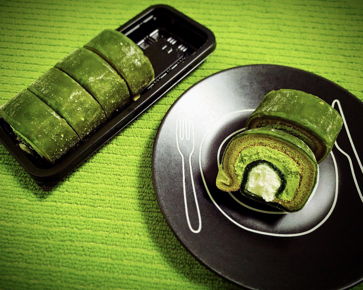 抹茶きな子 ローソン お抹茶もちもちもち食感ロールケーキ 想像以上にンマでびっくり 見た目もプルンとした透明感のある抹茶のもち皮で食感もわらび餅に近いような クリームも甘さ控えめでイヤな香料の香りもせずパクパク食べれてしまった 抹茶きな子 ローソン お抹茶もちもちもち食感ロールケーキ 想像以上にンマでびっくり 見た目もプルンとした透明感のある抹茶のもち皮で食感もわらび餅に近いような クリームも甘さ控えめでイヤな香料の香りもせずパクパク食べれてしまった