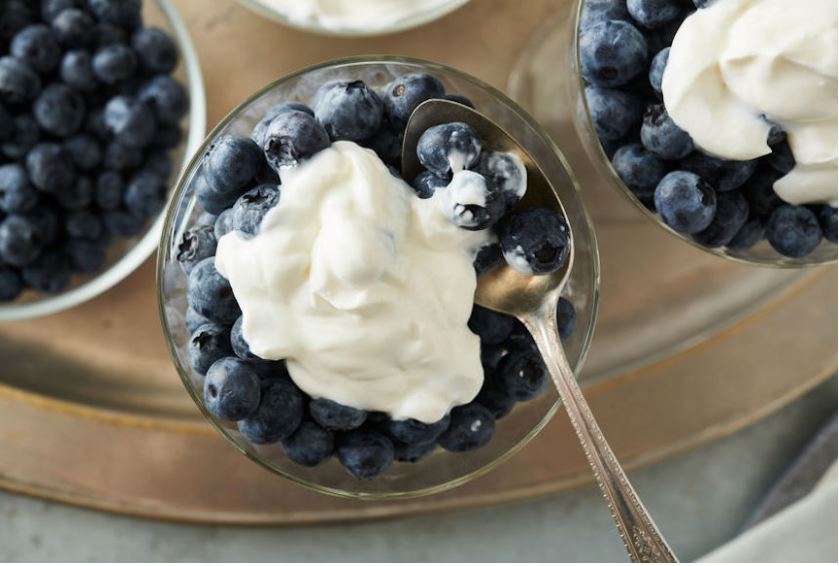 BrianColeMD's tweet photo. Breathing exercises, essential oils, and even spending ten minutes petting a furry friend can all help lessen the physiological effects of #stress. Something else that can work in your favor: #snacking if you choose the right type of #foods. #briancolemd https://t.co/zePKccXeEy https://t.co/PX9yc3czn4