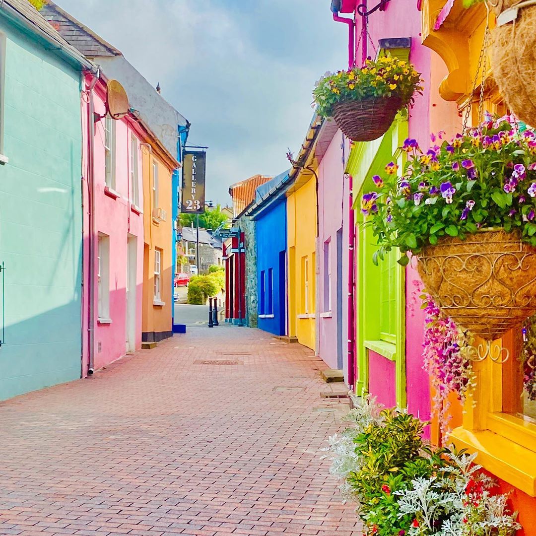 We are dreaming of walking down this street right now under the summer sun... Look at that pastel perfection! 💛 💙 💜 #FillYourHeartWithIreland #DreamNowTravelLater

📍Kinsale, County Cork

📸 instagram.com/richardbradfie…