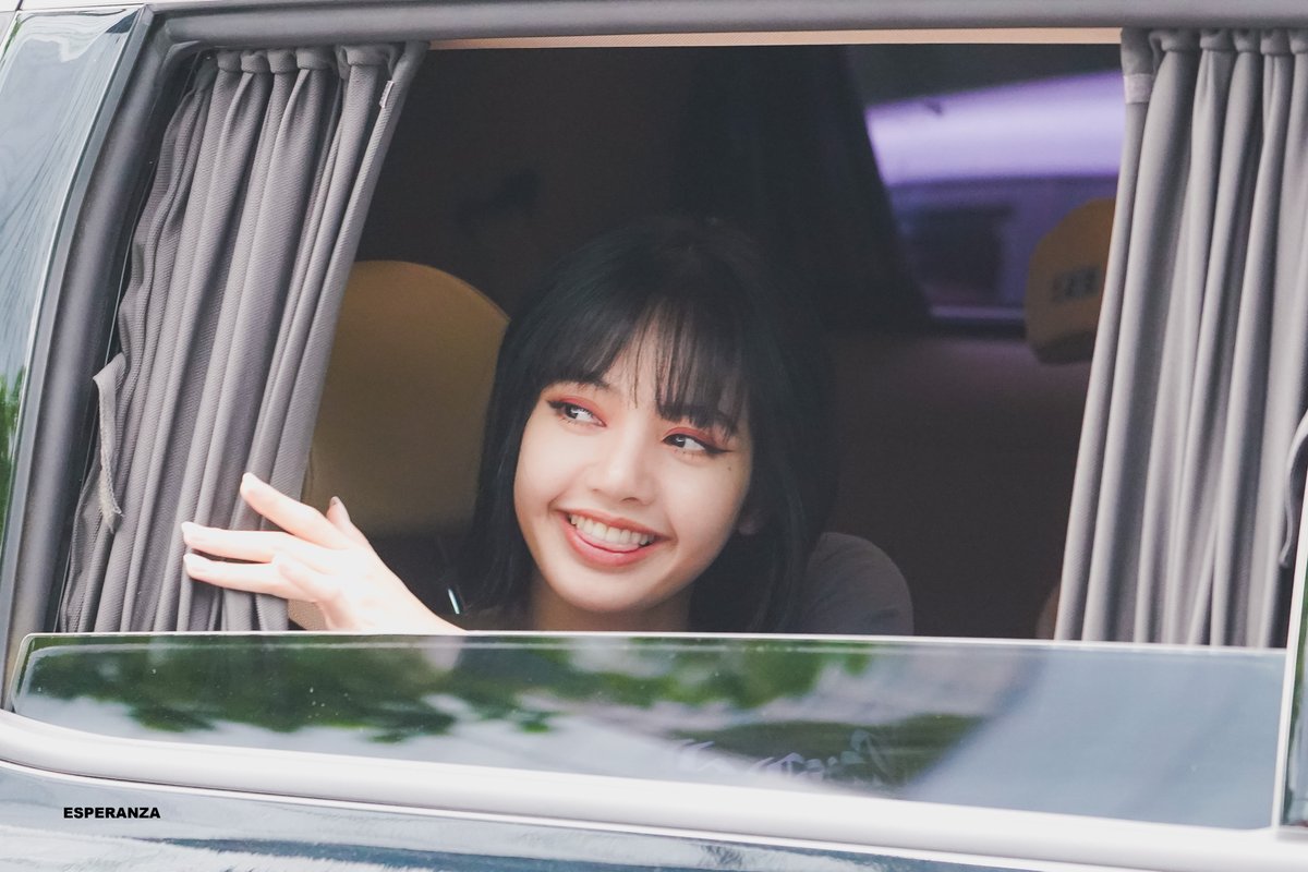 Esperanza971127's tweet photo. 200711 음악중심 퇴근
#BLACKPINK #LISA #블랙핑크 #리사 https://t.co/7ublicaUsI
