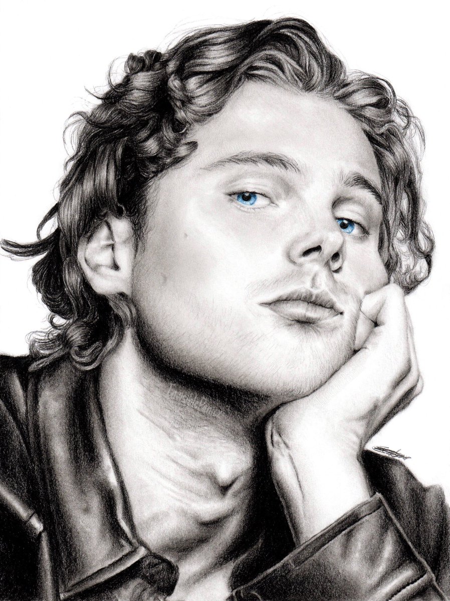 InvisiblePanicx's tweet photo. The happiest 24th birthday to an amazing human bean 🥰
May your birthday cake be as sweet as you @Luke5SOS 🎂❤️ https://t.co/TJZm3JQW84