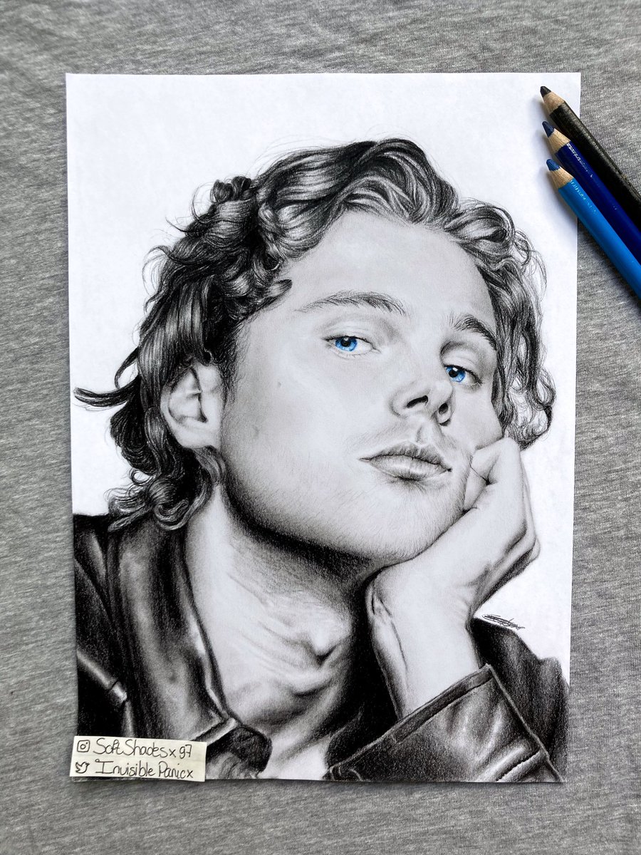 InvisiblePanicx's tweet photo. The happiest 24th birthday to an amazing human bean 🥰
May your birthday cake be as sweet as you @Luke5SOS 🎂❤️ https://t.co/TJZm3JQW84