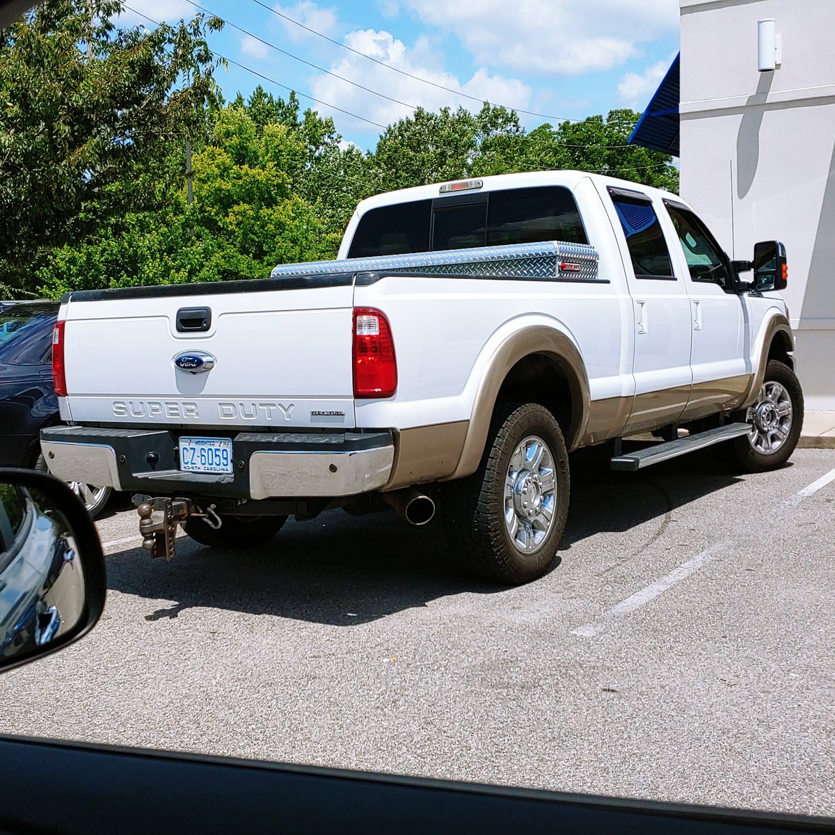 ElizabethCityEV's tweet photo. Ordered @FirehouseSubs  #curbside for the 1st time just now. Entitled asshole in the truck below blatantly cut me off as I was parking &amp; took my spot.  Waited 30 mins right out front but had to call employee with attitude to get my food brought out. Lame experience, never again. https://t.co/tJaBwv27Fu