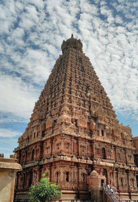 Raja Raja Chol built the Brihadeeswarar Temple in Thanjavur, Tamilnadu, one of the largest Hindu temples devoted to Lord Shiva During his reign.  #CholDynasty