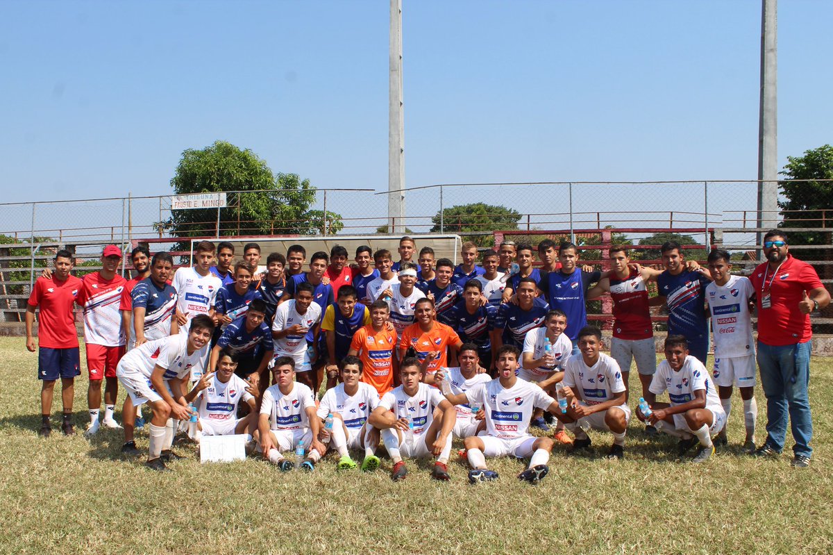 CanteradelTrico's tweet photo. #tBtTricolor🔴⚪🔵
#QuedateEnCasa
🙋🏻♂️⚽️RECORDEMOS a la #catSub17
DT. Héctor Blanco
AT. Vicente Quinto
PF. Rafael Alarcón
PA. Víctor Villalba
Kinesiólogo. Alberto Post
#LaAcademia #SeguiEntrenando💪🏻 https://t.co/HcqTFBTu6R