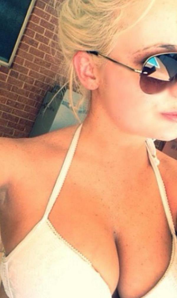 Miss_Zoeyy's tweet photo. Relaxing by the pool. Spoil me while I tan #findom https://t.co/kRG5FYs33G