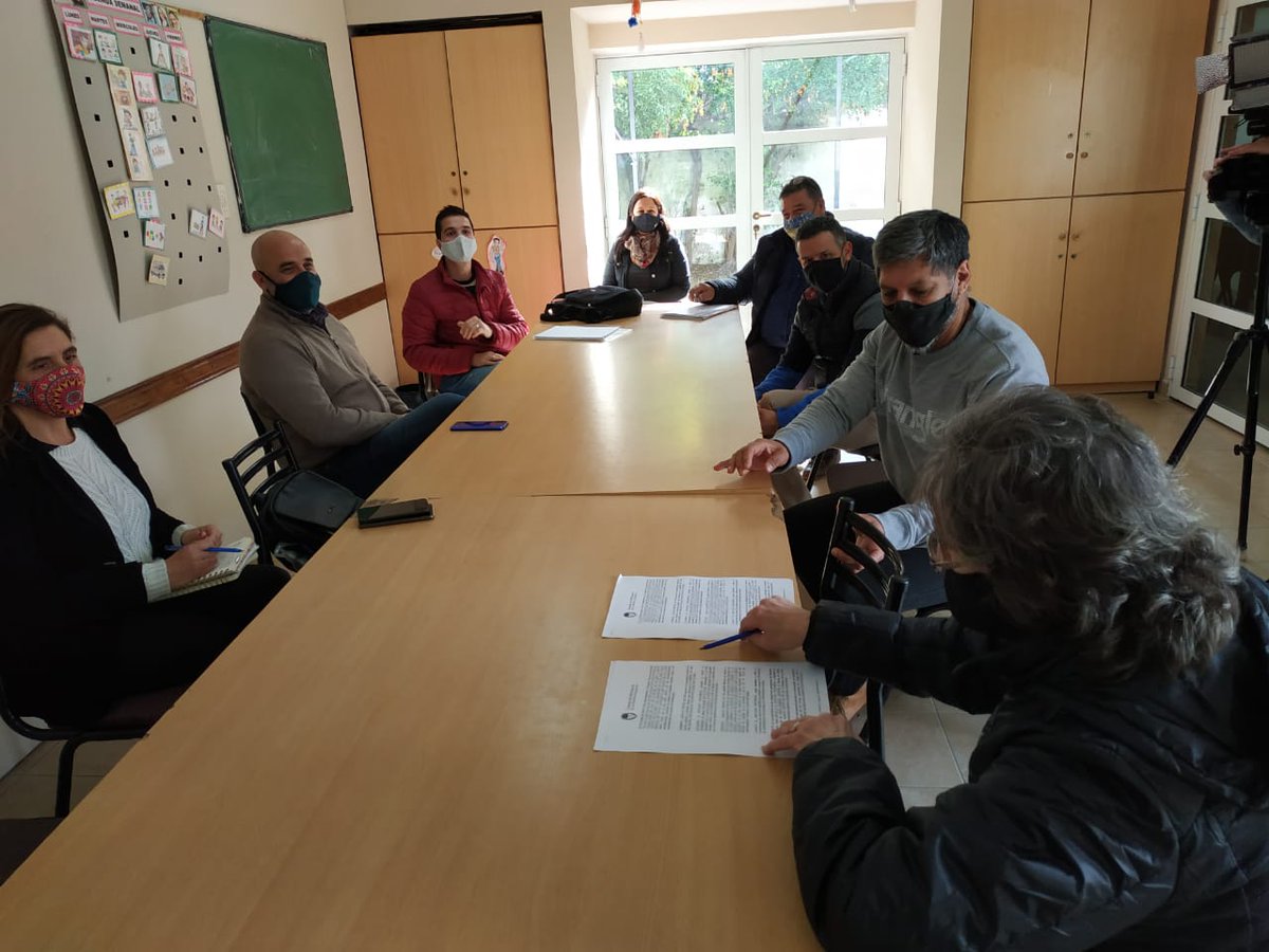 PaloOliver's tweet photo. #SantoTomé
Junto a #MartinGimenez, #NataliaAngulo, #RutAscorti y @Jaqui7775 visitamos el "Centro de día ADALPE" para hacerle entrega de una ayuda económica para la compra de una heladera y la realizacion de reparaciones edilicias.
Gracias por recibirnos y Felicitaciones! https://t.co/ErMWU7xLtD