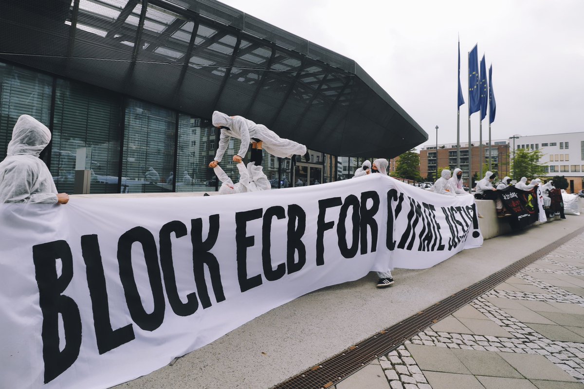 klimagruppe's tweet photo. Klimafeindliche Investments werden nicht mehr hingenommen. Etwa 65 Aktivist*innen haben heute für #ClimateJustice auch im Finazwesen protestiert und dafür die #ECB blockeriert.
Mehr Infos unter @KoalaKollektiv
#RageAgainstECB #BlockECB https://t.co/GzXpPYpU87
