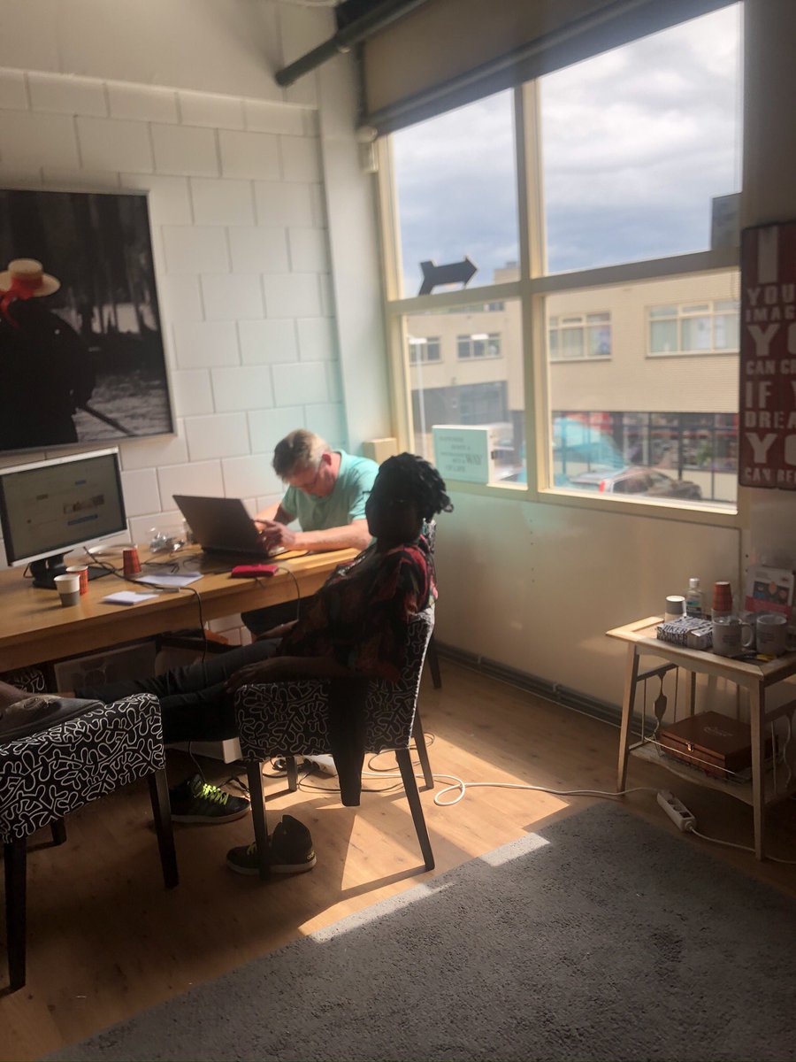 Hanieuwstraten's tweet photo. Drukke middag in het werkcafe van werkbankdrechtsteden merken nu al dat mensen hun baan verliezen en hulp nodig hebben. Trots op onze vrijwilligers die die hulp bieden. https://t.co/cLbsOKacYp