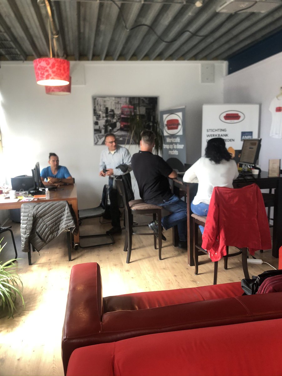Hanieuwstraten's tweet photo. Drukke middag in het werkcafe van werkbankdrechtsteden merken nu al dat mensen hun baan verliezen en hulp nodig hebben. Trots op onze vrijwilligers die die hulp bieden. https://t.co/cLbsOKacYp