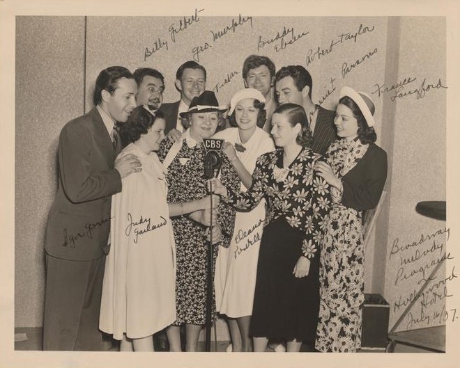 TheJudyRoom's tweet photo. July 16, 1937: Judy appeared on the "Hollywood Hotel" radio show promoting release of "Broadway Melody of 1938."
https://t.co/YV4AlojQ4k
#judygarland #csradio #cbs #georgemurphy #sophietucker #eleanorpowell #buddyebsen #roberttaylor #franceslangford #broadwaymelody #thejudyroom https://t.co/YscNY60nLY