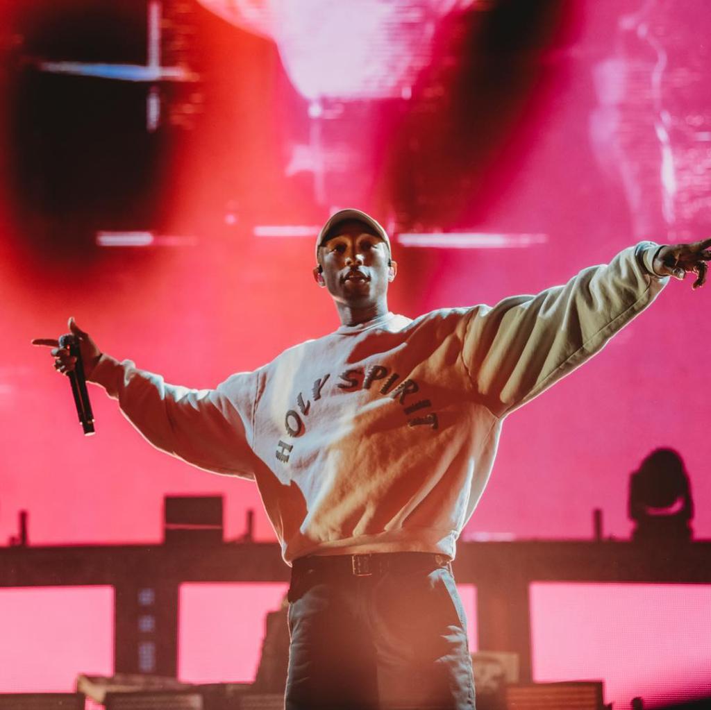 livenationAR's tweet photo. .@Pharrell launched @SITW last year to give back to his hometown of Virginia Beach, but that isn't all he's been doing for his city. Learn more about his vision in the link below ⬇️
🌐 https://t.co/VpmEj9bWwN 
#LiveFromHome #TogetherApart https://t.co/4nToXE5MtI