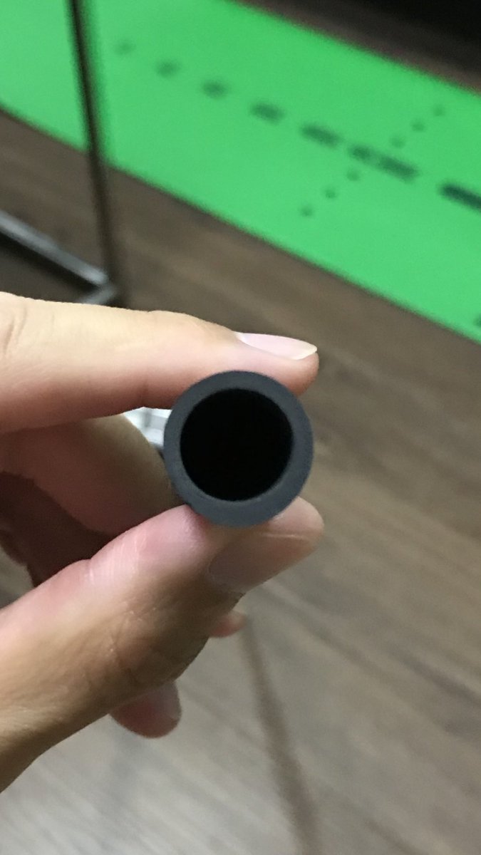 aoelmo1's tweet photo. 今話題？のスタビリティシャフトを入れてみました。パターマットで打ってる感覚は、、、良いとは言えない💦
しかし、カップインすればそれで良し！
土日で検証してきます！

しかし、肉厚が全然均一じゃないし、欠けてるし、品質悪い😓
#BreakthroughGolfTechnology
#StabilityTour
#StabilityShaft https://t.co/cJwCSTPq9J