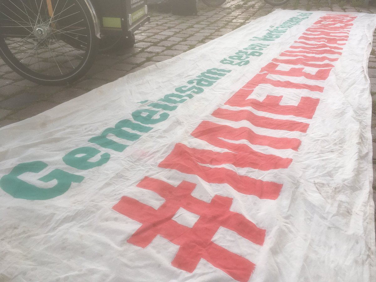 RaS_dd's tweet photo. Demo ist nun an der Messe . Gleich folgt die Übergabe der Forderungen an die Stadträt*innen & die Eröffnung des Open Mic. #Küfa Crew & Musik laden zum Diskurs über den richtigen Weg zur #Vergesellschaftung ein. #dd1607 https://t.co/efy53NzFRU