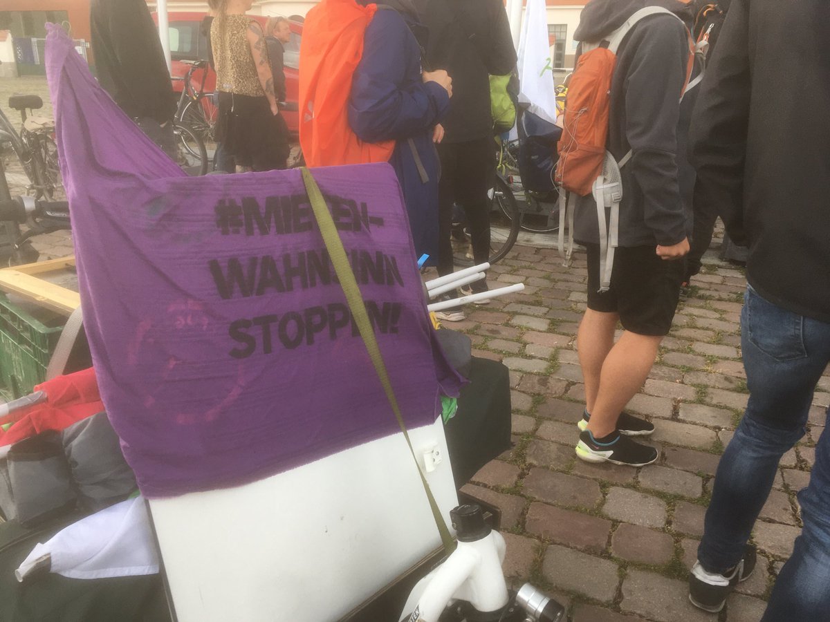 RaS_dd's tweet photo. Demo ist nun an der Messe . Gleich folgt die Übergabe der Forderungen an die Stadträt*innen & die Eröffnung des Open Mic. #Küfa Crew & Musik laden zum Diskurs über den richtigen Weg zur #Vergesellschaftung ein. #dd1607 https://t.co/efy53NzFRU