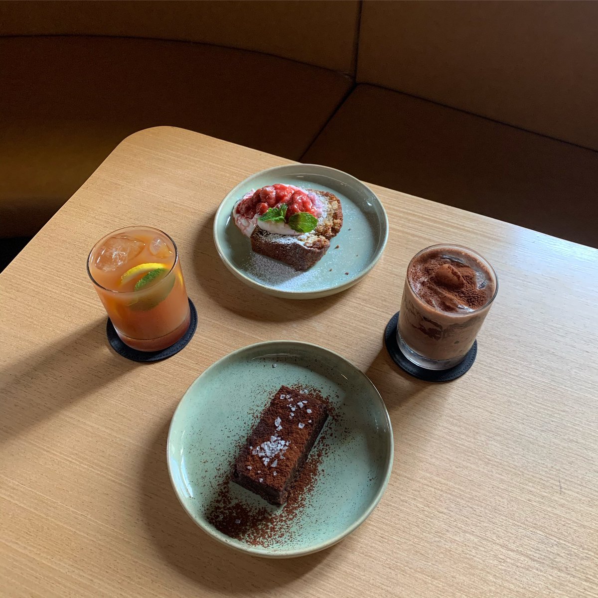 Jajanepy's tweet photo. — 𝑆𝑎𝑟𝑛���𝑒𝑠.𝑏𝑘𝑘☕️
คาเฟ่สไตล์วินเทจ สถาปัตปูนเปือย ร้านมี2ชั้น เป็นคาเฟ่จากสิงค์โปรมาเปิดในไทย มีทั้งเมนูคาวและหวาน เครื่องดื่มมีให้เลือกเยอะมั้ก ส่วนตัวเราชอบบราวนี่มันเข้มข้นหนึบมั้ก
/open - every day (8:00AM - 8:00PM)
📍BTSสะพานตากสิน, ซอยเจริญกรุง44
#รีวิวคาเฟ่ @aroii https://t.co/2emA96TLCS