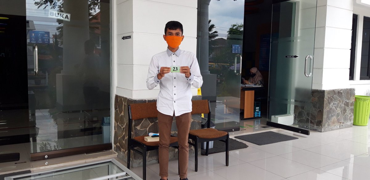 WonosoboUp's tweet photo. #perpus daerah #wonosobo sudah mulai buka tapi dibatasi 50 orang di ruangan dan bergantian dengan tiket. Buku yang dikembalikan juga ditahan sampai 4 hari sebelum dikembalikan ke rak.. demi protokol kesehatan #cegahcovid19 #perpusda #library #jessicajane https://t.co/5QQRO2cdbU