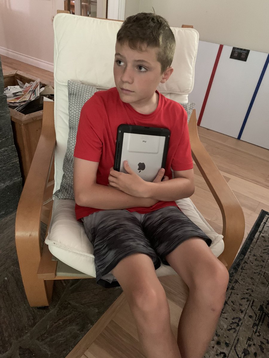 macaulayMsT's tweet photo. Cloudy days=time for Sora and re-reading Eragon @TldsbR #caughtyoureading https://t.co/ilKEpVCqT5