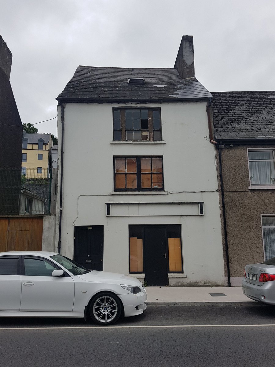 this empty property has real character, check out the unusual windows, really beautiful, someone's home, unloved & unused  #Cork city has so many abandoned like this, time to start valuing & restoring our  #culturalheritage & ending our  #homeless crisis,  #socialcrime  #corkcc