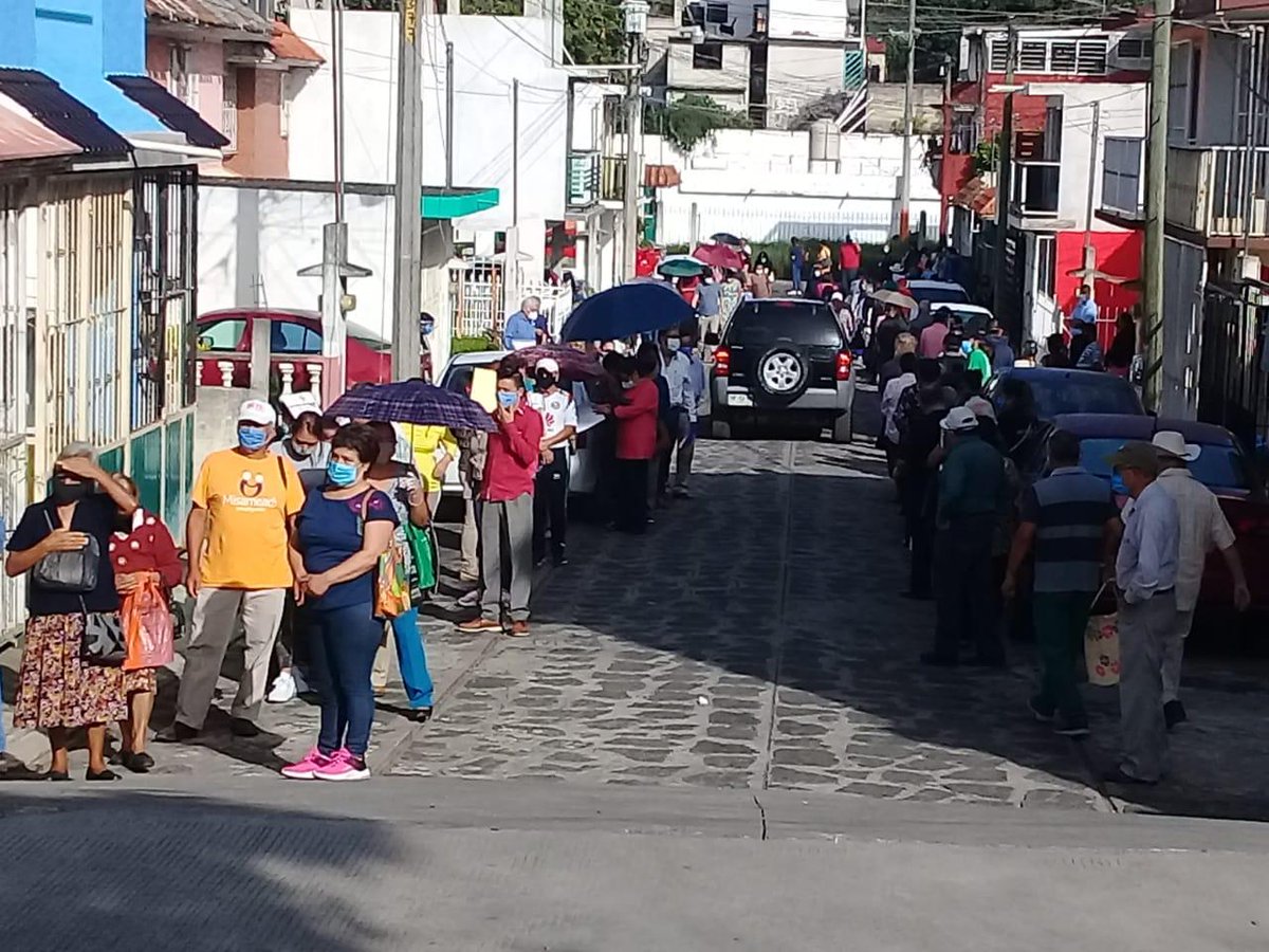lulu_reportera's tweet photo. El poder de organización de la delegación del Bienestar, para entregar sus apoyos. 🙄 Hasta trollean a su gobernador. 🤦🏻‍♀️
#Xalapa #Veracruz #Covid19 #coronavirus https://t.co/C2MY0uXdOa