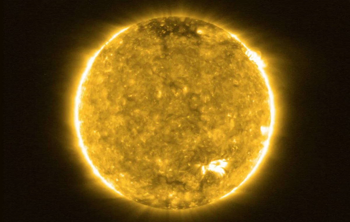 AstroEsfm's tweet photo. #StarryThursday
This is the most close and recent image of the Sun. The news is that we can see very tiny bright dots in Ultraviolet. This means they are really hot. We do not know yet what are they, maybe some small convective cells, coming from very deep into the interior? https://t.co/iReKxAJYOj