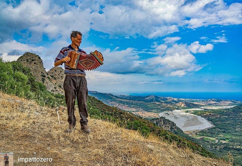 CalabriaTweet's tweet photo. Radici d'Aspromonte. Grazie a @impattozero per questo scatto dal Monte Capparone, nel Comune di Africo (RC)! #montecapparone #africo #reggiocalabria #calabriatweet #aspromonte #aspromontenationalpark #landscape #paesaggio #musicacalabrese #musica #tradit… https://t.co/RDJfs8vAd5 https://t.co/09RxGD5MQC