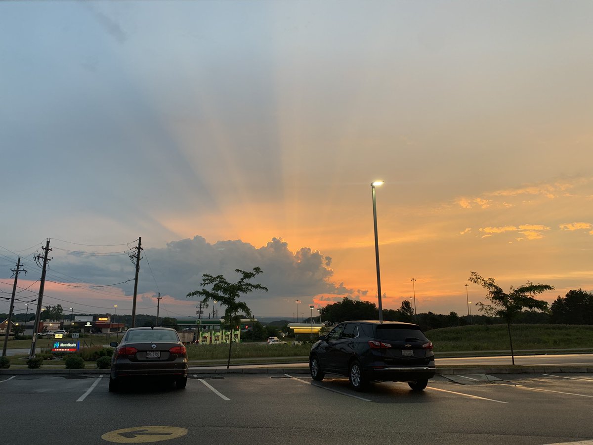 maddybunches's tweet photo. You’d think clouds would ruin a sunrise. But sometimes clouds that are in the way make the sunrise even more beautiful.  💛 https://t.co/qIVWhYjHEz
