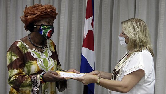 Liomara11's tweet photo. La Viceministra Primera del @MINCEX_CUBA @AnaTeresitaGF   agradeció a nuestro pueblo hermano #Sudáfrica por los donativos entregados a #Cuba así como otras contribuciones que han hecho estados de África para enfrentar la #COVID19 . #SomosCuba #CubaPorLaVida https://t.co/EC5FCqVISo