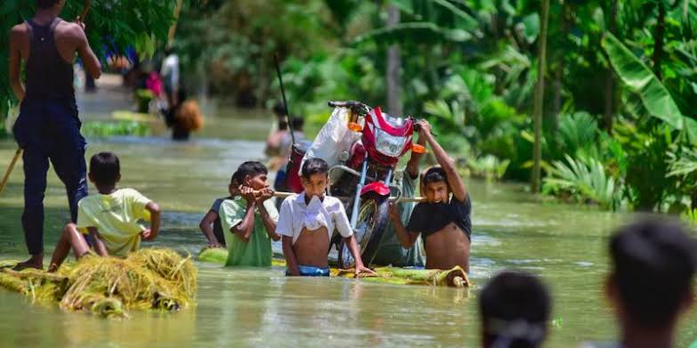 GoswamiUdipta's tweet photo. Tea of Assam is India's.
Oil of Assam is India's. 
Coal of Assam is India's. 
Rice of Assam is India's. 

Then why not the problems of Assam belong to India? 

Assam is drowning. Assam needs help. Assam matters.

#NorthEastMatters
#AssamFloods https://t.co/6eLvFYsROI