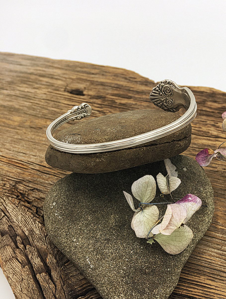 OakLeafDesigns's tweet photo. Thanks for the kind words! ★★★★★ "Absolutely thrilled with this purchase! Just love it! Shipped quickly too!" liversjessica https://t.co/d7AG54PzD9 #etsy #silver #women #bohohippie #vintage #vintagejewelry #jewelry #handmade #smallbusiness #shopping #smallbiz https://t.co/2dMvpMMGL4