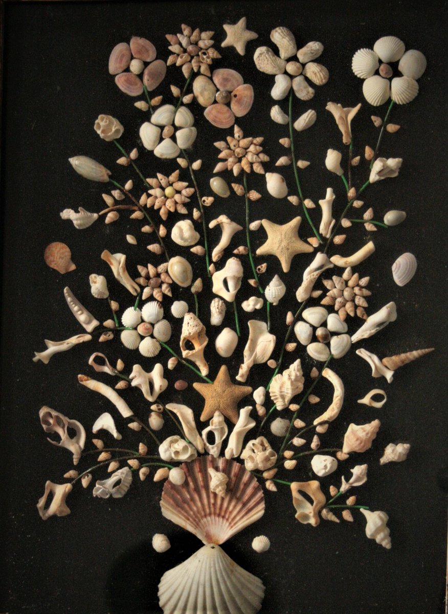 1 𝒄𝒓𝒆́𝒂𝒕𝒆𝒖𝒓, 1 𝒐𝒆𝒖𝒗𝒓𝒆, 1 𝒂𝒄𝒕𝒖𝒂𝒍𝒊𝒕𝒆́
François Aloujes (1910-1991)
Suite à son premier voyage à Tahiti, ce marin ne cessera de parcourir les mers. De retour à terre, il réalise des centaines d'objets grâce à des assemblages-collages de sable et de coquillages