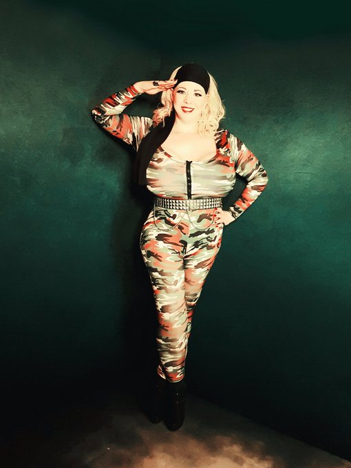 I‘m ready for ? so Jungs ? stramm stehen ? the Lady is in the house ? #PhotosOfMyLife #WomanOnTop https://t
