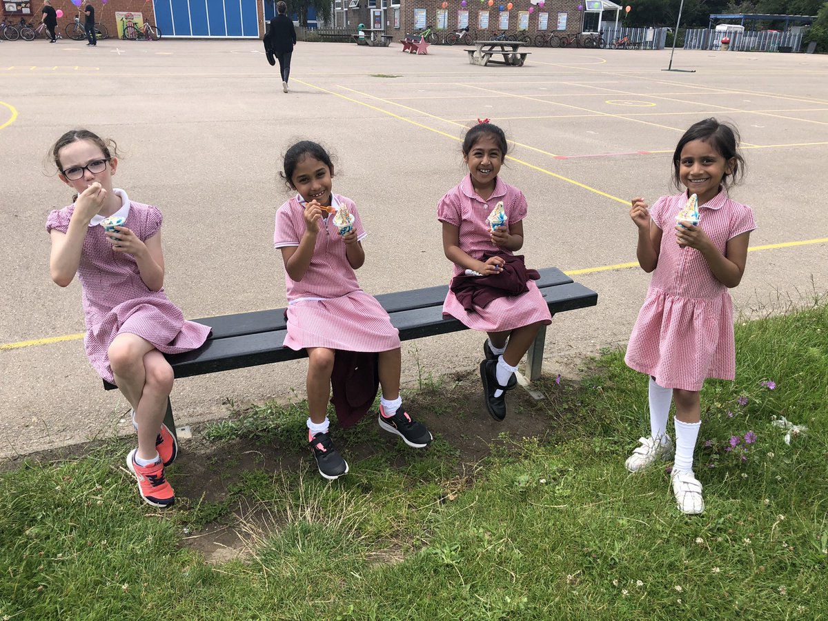 MissRolfe's tweet photo. Enjoying an ice cream on the field! 🍦 https://t.co/DHvEXVZ4VS