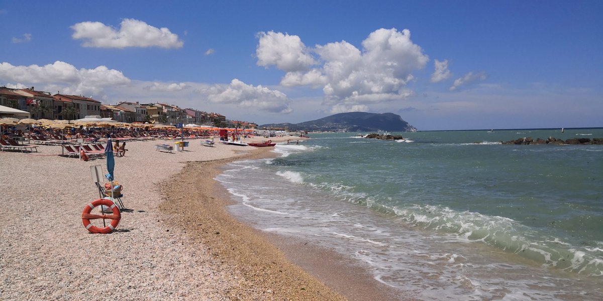 Offlicenseroma's tweet photo. What more could you want?
🍺Crystal sea,Blue sky, a sandy beach, lying in the sun.
🍺Make this moment perfect with your favorite craft beer.
🍺Come online - we will deliver your favorite beers where ever you are, on holiday or home.
❤️ https://t.co/aKLb75WMGj 
Call online today🤓 https://t.co/9FQkHm9cnh