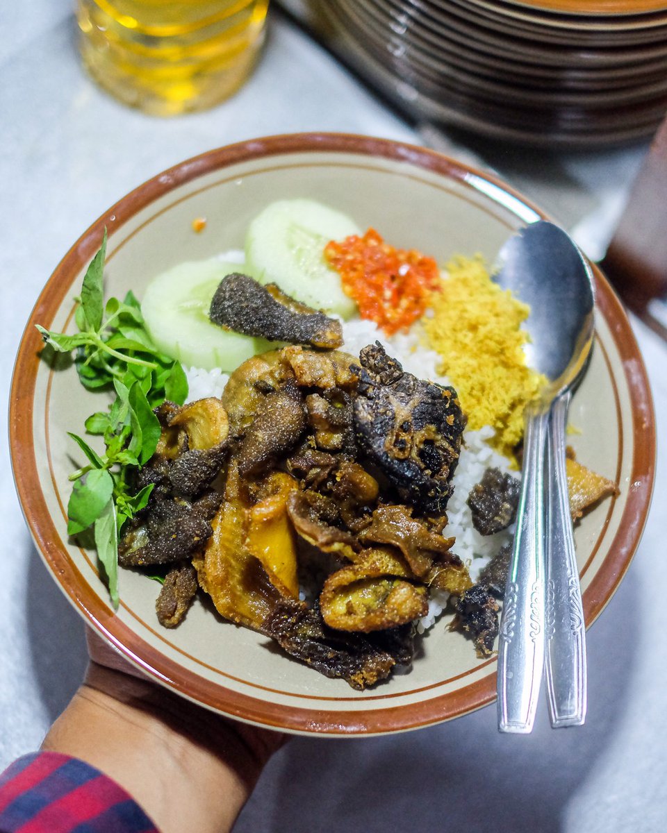javafoodie_'s tweet photo. Kemarin itu hunting sampai jl Imogiri Timur km 7, ada Nasi Babat jawa timuran gitu, namanya Nasi Babat Grojogan. 
. 
. 
Jualan Nasi Babat, pake iso sm paru. Babatnya ada sapi sm kambing. 
Satu porsi dilengkapi, lalapan, srundeng, sm sambal bawang. 
Jahat tapi enak! https://t.co/p9WXYsqnzs