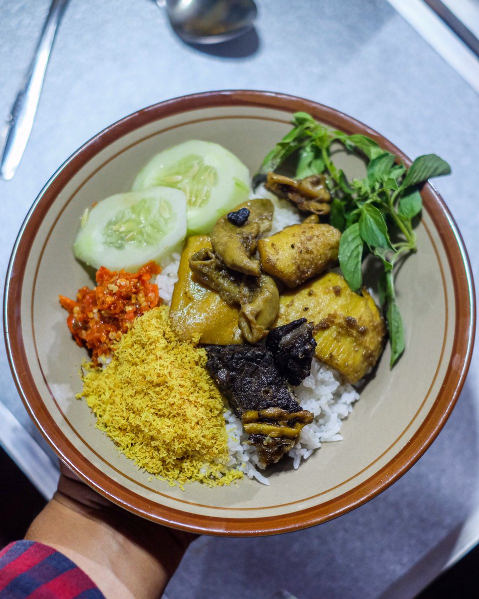 javafoodie_'s tweet photo. Kemarin itu hunting sampai jl Imogiri Timur km 7, ada Nasi Babat jawa timuran gitu, namanya Nasi Babat Grojogan. 
. 
. 
Jualan Nasi Babat, pake iso sm paru. Babatnya ada sapi sm kambing. 
Satu porsi dilengkapi, lalapan, srundeng, sm sambal bawang. 
Jahat tapi enak! https://t.co/p9WXYsqnzs