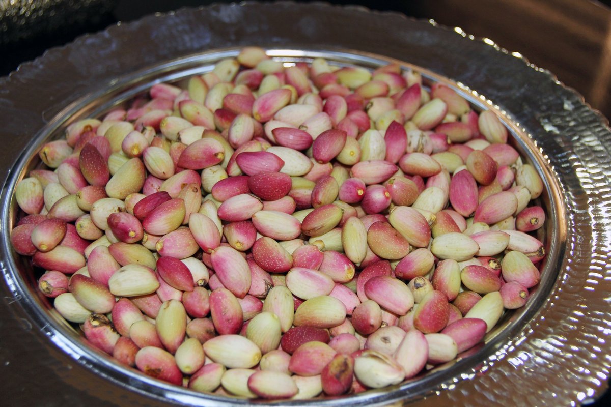 Şehrimizin en önemli tarım ürünlerinin başında gelen Antep fıstığında yılın ilk ürünü yetiştirildi.

Hasat mevsiminden önce olgunlaşarak doğal rengine ve tadına kavuşan ilk mahsul Antep fıstığını yetiştiren çiftçimiz, borsamız tarafından ödüllendirildi.

gtb.org.tr/haber/2131/yil…