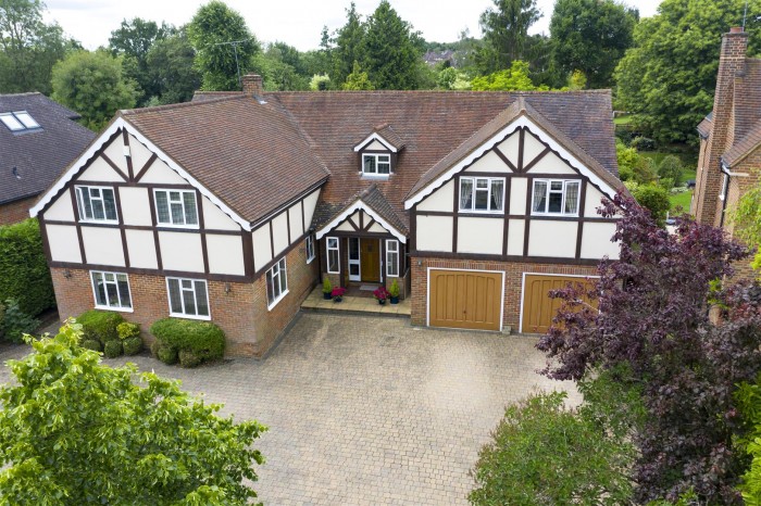 DanielsStAlbans's tweet photo. A beautifully appointed five bedroom family home in one of St Albans most desirable tree lined roads offering in excess of 4,400 Sq. Ft of accommodation across two floors...

For Sale £2,450,000 | The Park, St Albans 

View property details - click here: https://t.co/eaxrHAbieH https://t.co/iOm4Ebt19j